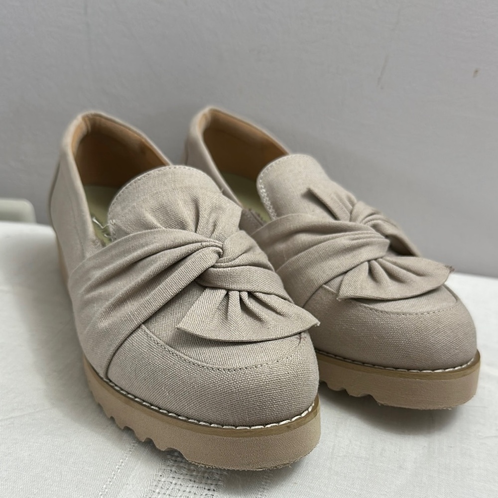 Comfortview Women's Cream Loafers with Bow Detail size 10